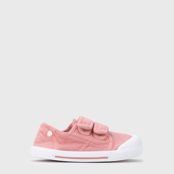 Canvas v. sneakers - MyMara